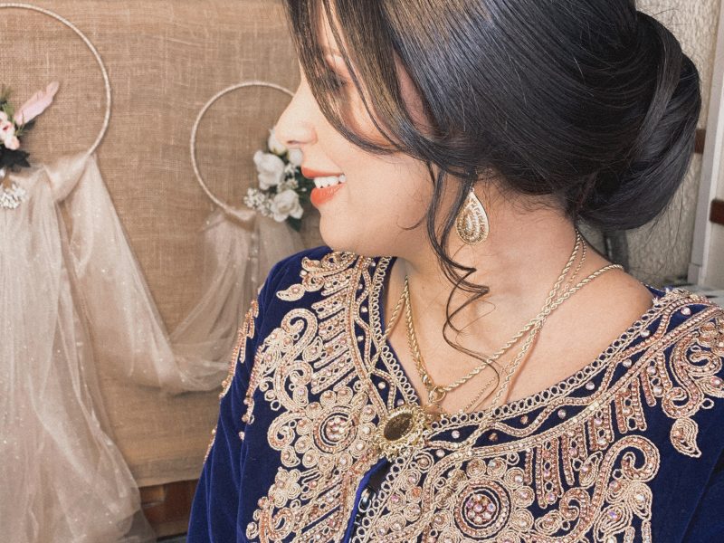 حلاقة متخصصة في المكياج توفر لكم خدمة التنقل 😍✨