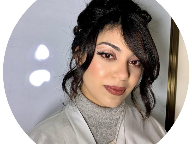 حلاقة متخصصة في المكياج توفر لكم خدمة التنقل 😍✨
